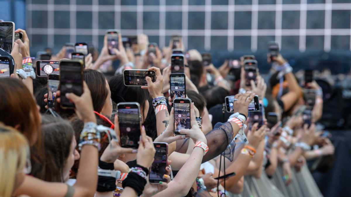 Immagine di Tra dating app e social non è rimasto niente di spontaneo. Forse nemmeno l’amore