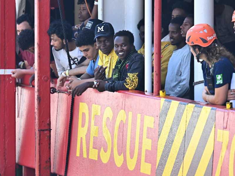 Lo sbarco della Sea Eye 4 a Genova (foto Ansa)&nbsp;<br />
