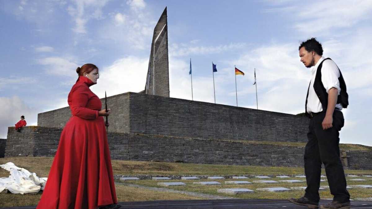 Immagine di Viaggio al cimitero germanico della Futa, dove oggi vanno in scena Eschilo e Shakespeare