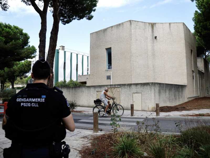 La polizia mette in sicurezza la zona dopo l'esplosione vicino alla sinagoga di La Grande-Motte (Ansa)&nbsp;<br />