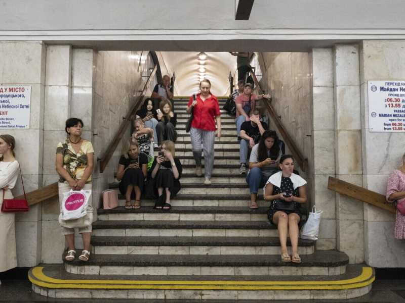 Persone si riparano dai bombardamenti a Kyiv dopo l'attacco congiunto russo all'Ucraina (foto Ansa)Foto Ansa<br />