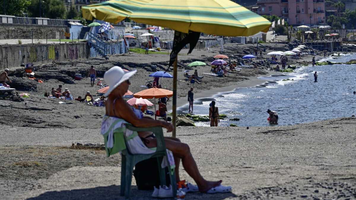 Immagine di Bagni a Napoli. Storie, da Ortese a La Capria