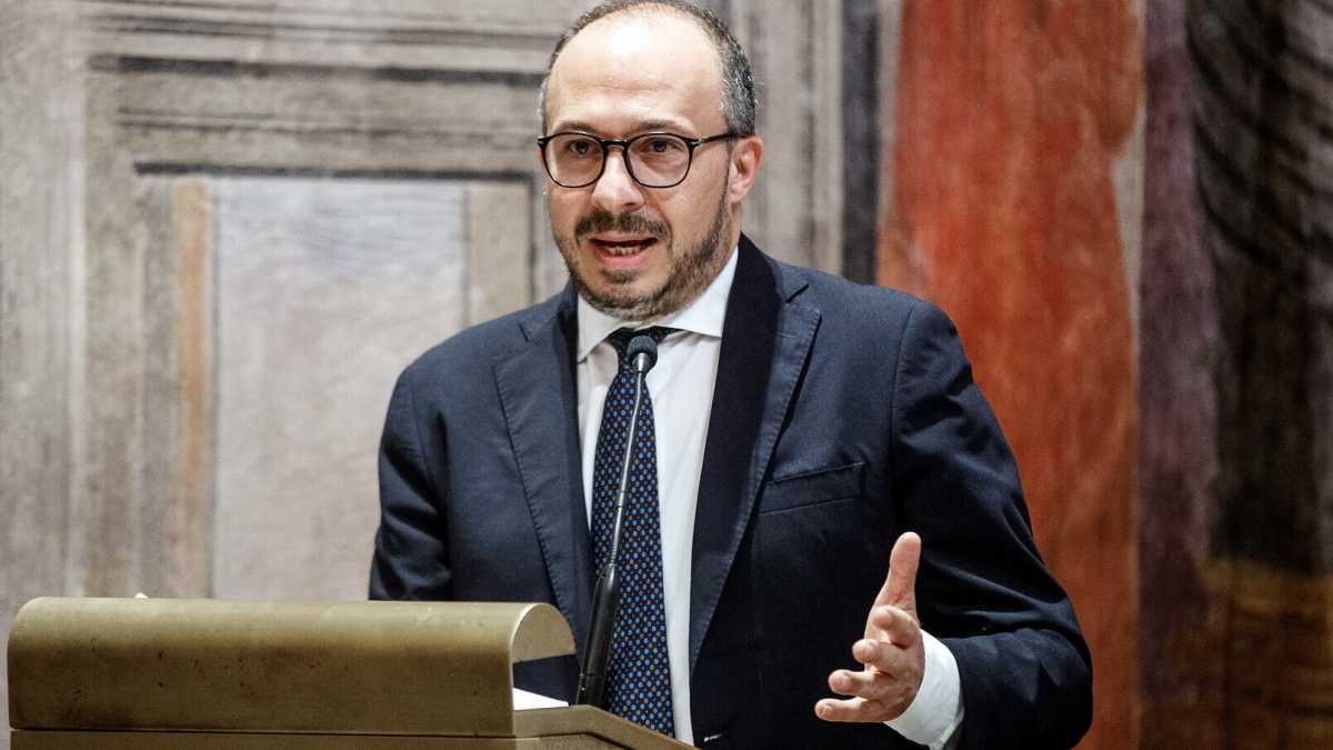 Immagine di Lo spazio del centro è a sinistra. Ci scrive Faraone (Iv)