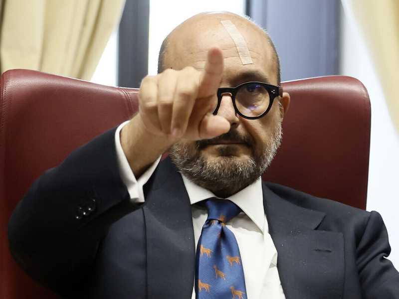 Sangiuliano e Osho. La grande mostra sul Futurismo, voluta da Meloni, è un manicomio