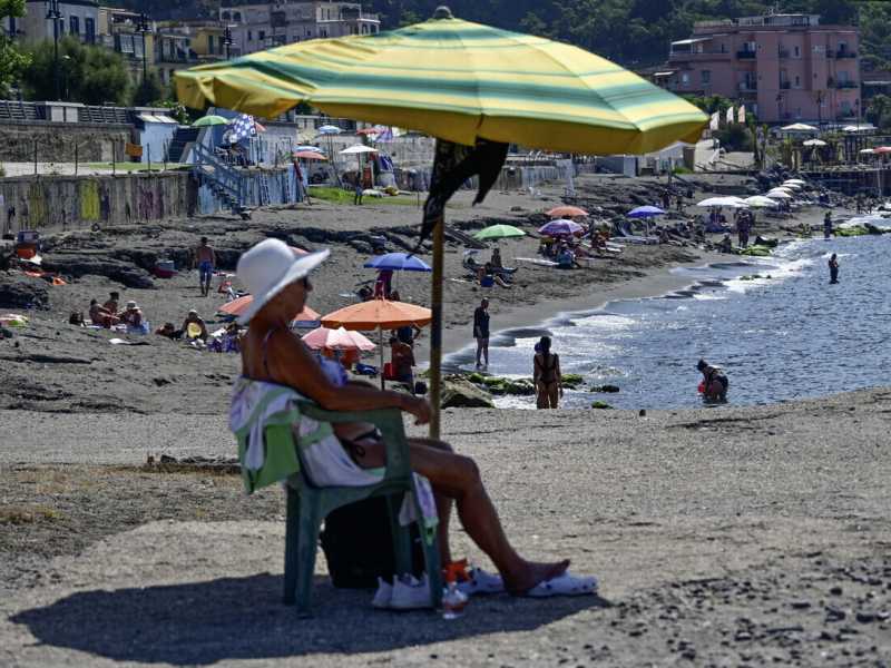 Sulla spiaggia di Pozzuoli affollata di bagnanti (foto Ciro Fusco/Ansa)&nbsp;<br />