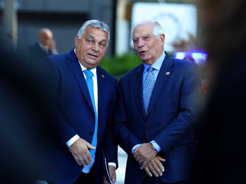 Josep Borrell con Viktor Orban (foto Epa, via Ansa)&nbsp;<br />