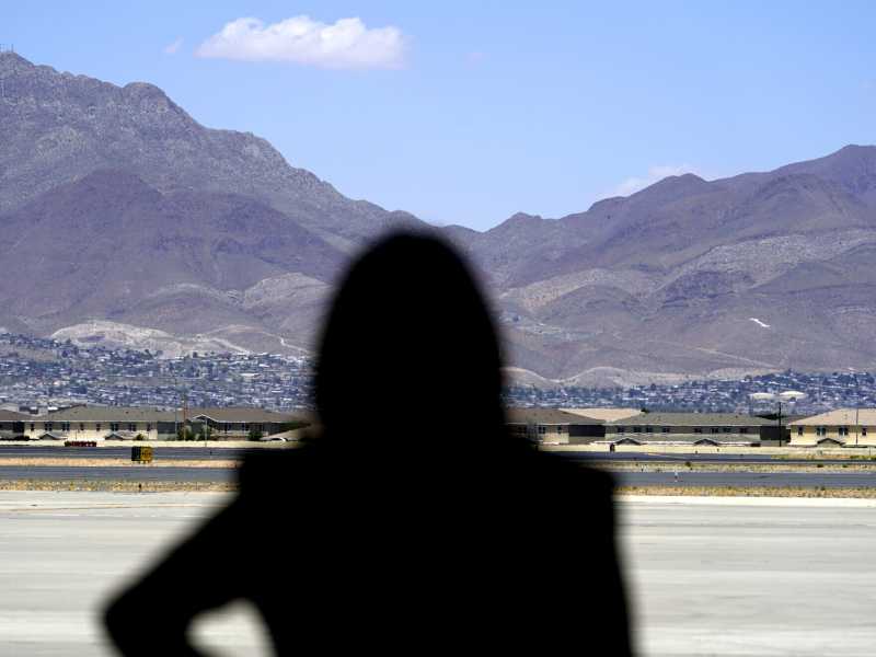 La vicepresidente americana, Kamala Harris, candidata del Partito democratico alle presidenziali, nel giugno del 2021 a El Paso, al confine con il Messico (Lapresse) <br />