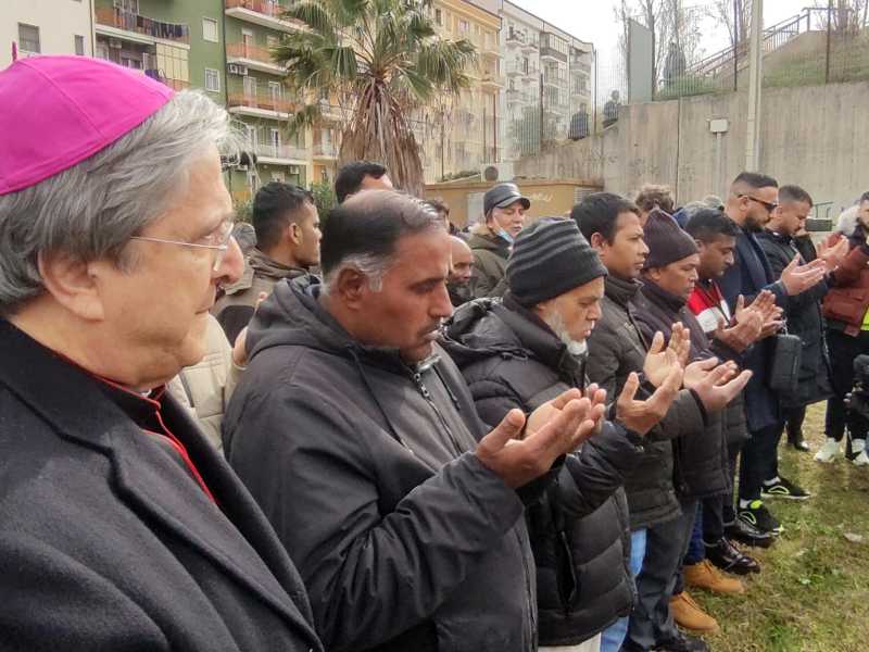 Mons. Savino davanti alle bare dei migranti morti in mare nel 2023 (Ansa)