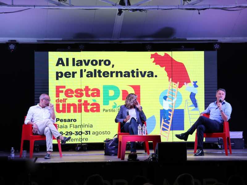 Il ritorno di Renzi alla Festa dell'Unità: "Non massacrate Schlein, se stiamo insieme Meloni va a casa"