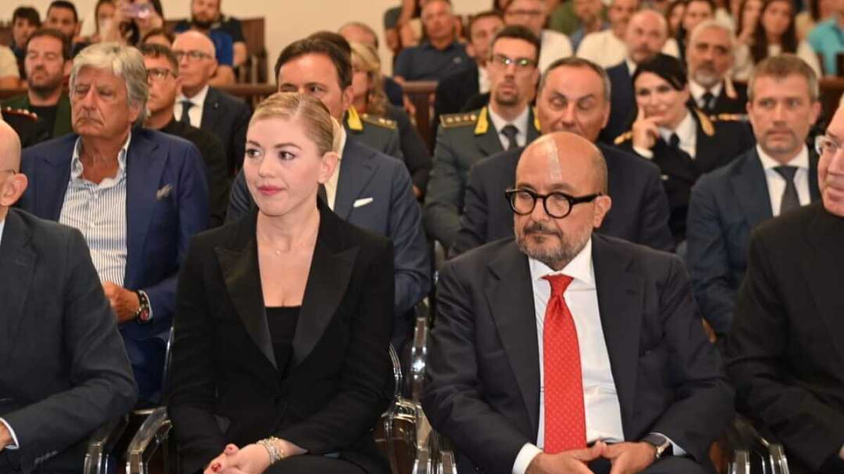 Immagine di La magnifica vita della consigliera di Sangiuliano, viaggi, eventi, casinò. Lui l'abiura. "Un complotto"