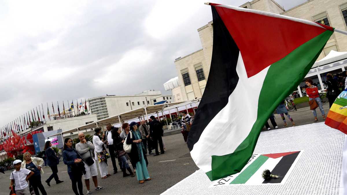 Immagine di La bandiera palestinese alla Biennale e l’appropriazione politica di un’opera d’arte