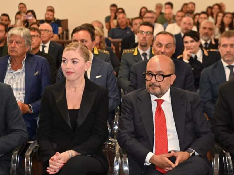 La magnifica vita della consigliera di Sangiuliano, viaggi, eventi, casinò. Lui l'abiura. "Un complotto"