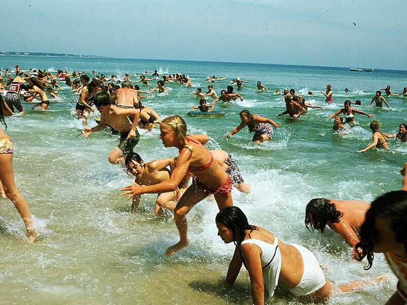 Una scena di Lo squalo (Jaws), film del 1975 diretto da Steven Spielberg, basato sul romanzo omonimo del 1974 di Peter Benchley&nbsp;<br />
