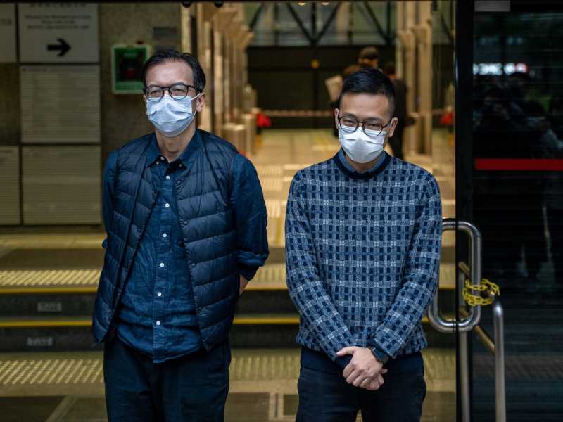 Chung Pui-kuen e Patrick Lam di fronte al tribunale distrettuale di Wan Chai il 13 dicembre 2022 a Hong Kong (Vernon Yuen/Getty Images) <br />