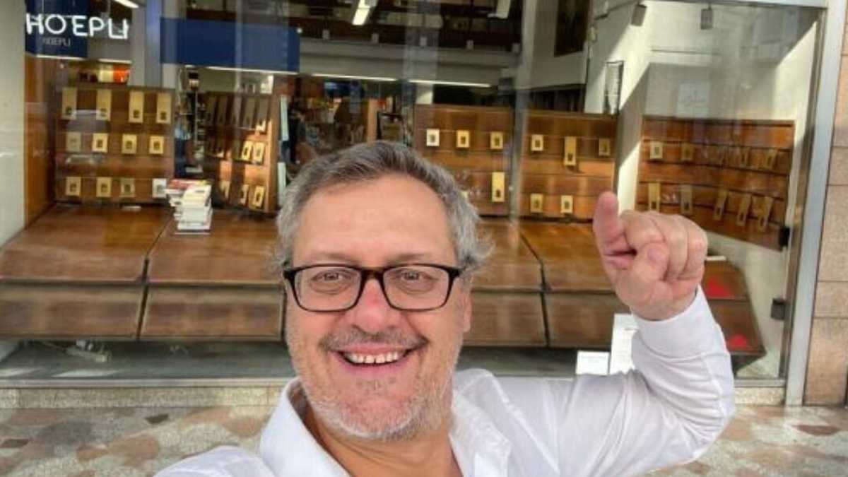 Immagine di Comprare un'intera vetrina di libri perché ci si vergogna di chiederne uno