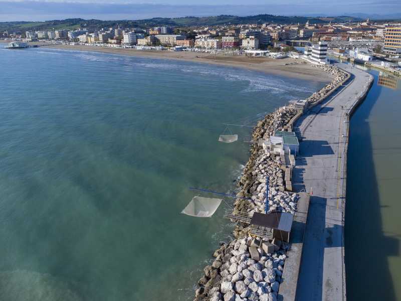 <span style="color: rgb(8, 8, 8); font-family: Lato, sans-serif; font-size: 14px;">Panorama dal canale di Senigallia (foto Getty)</span>