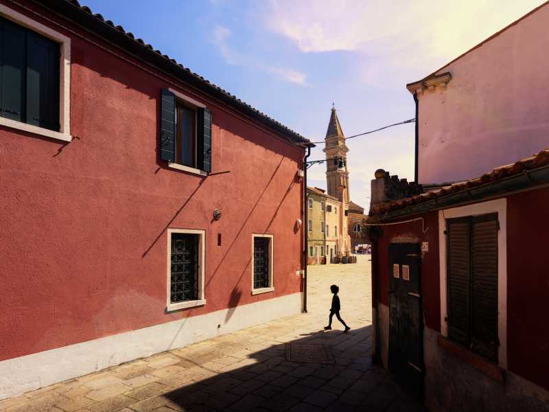 Un bambino tra le case sull'isola di Burano (Foto di Murat Bakmaz/Anadolu via Getty Images) <br />