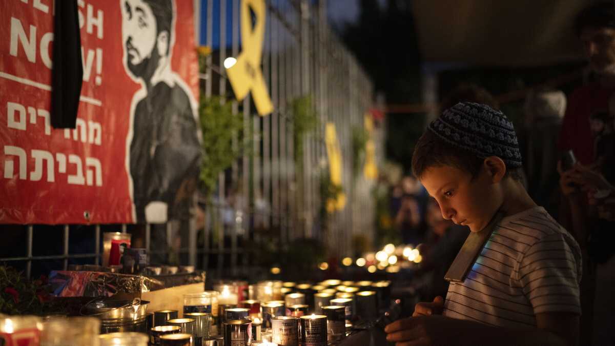 Immagine di Tel Aviv si tinge di giallo: riportare a casa gli ostaggi è sempre più urgente