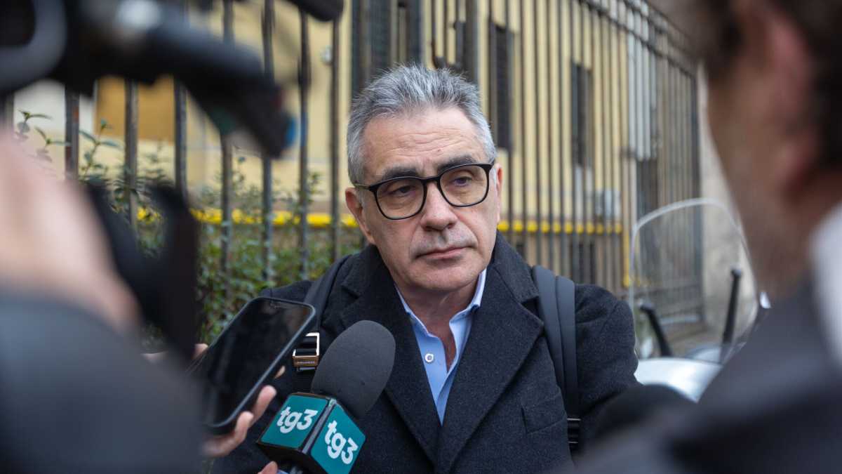 Immagine di Pregliasco preso a sassate. Se l'estremismo vuole mettere a tacere la scienza