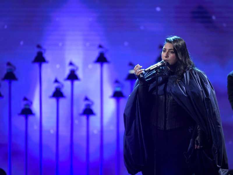 Arooj Aftab regna sulla notte con canzoni e confessioni, arpa e rivelazioni amorose