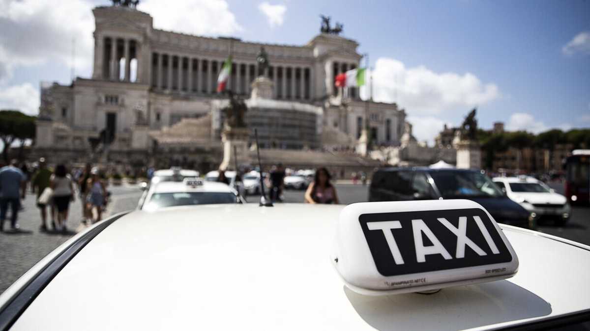 Immagine di Le nuove licenze dei taxi a Roma sono una buona notizia, ma la strada giusta è quella della Consulta