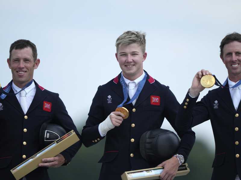 Da destra: Scott Brash, Harry Charles e Ben Maher, campioni olimpici con la Gran Bretagna nell'equitazione (LaPresse)<br />
