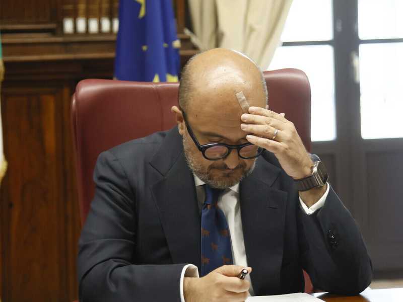 Sangiuliano e la chiave d'oro da 14 mila euro donata dal comune di Pompei. Meloni lo difende: "E' gossip"