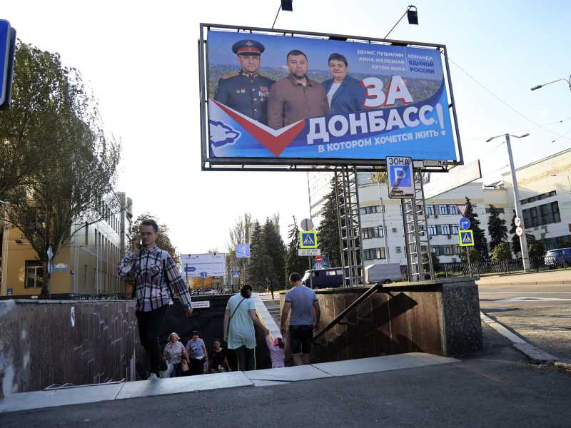 Un poster del partito Russia Unita recita: "Per il Donbas, dove vuoi vivere!" prima delle elezioni locali a Donetsk il 7 settembre 2023 (AP Photo) <br />
