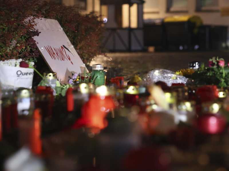 <span style="color: rgb(46, 45, 45); font-size: 12px;">Fiori e candele posti nel luogo dell'attentato a Solingen, Germania (Foto ANSA)</span>