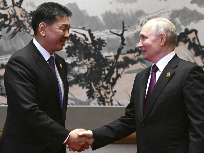 Il presidente russo Vladimir Putin e il presidente della Mongolia Ukhnaagiin Khurelsukh nell'ottobre 2023. (Sergei Guneyev, Sputnik via AP)&nbsp;<br />