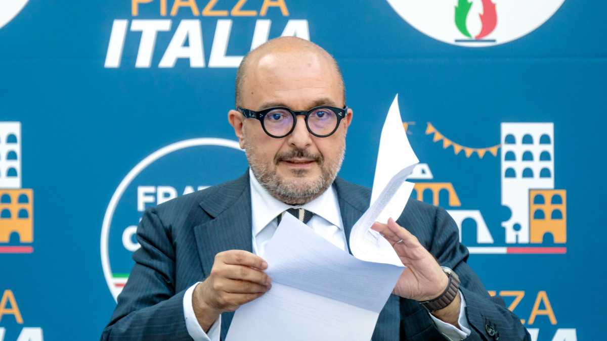 Immagine di Sangiuliano tira fuori gli scontrini. La difesa del Mic sul caso Boccia