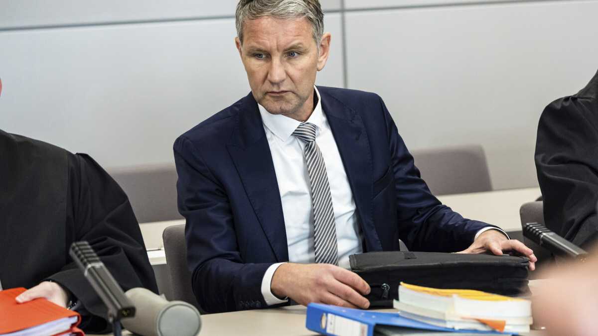 Immagine di Il neonazista Höcke spopola sulle tv russe che dicono: levate le bandiere ucraine dai palazzi tedeschi