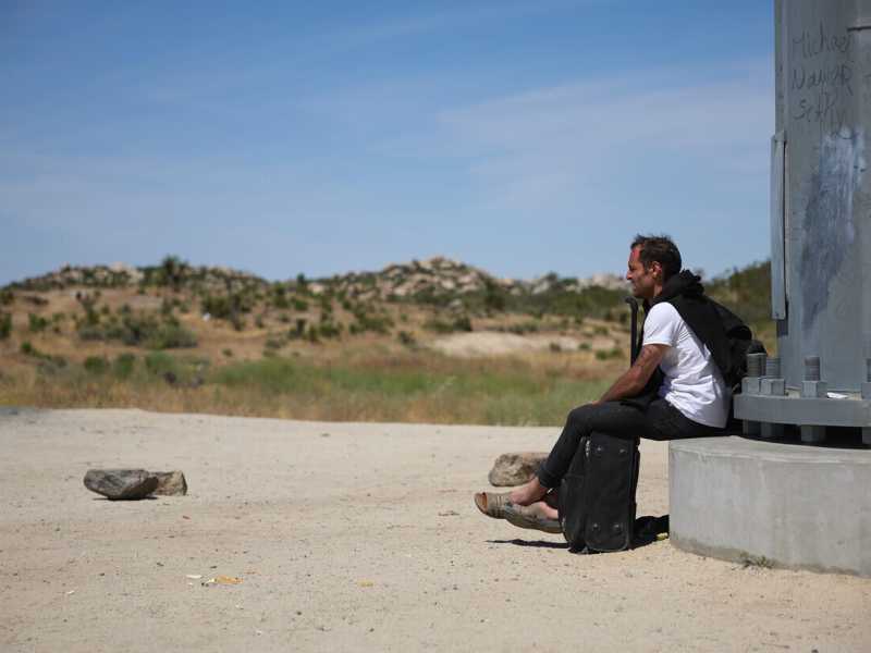Un immigrato messicano al confine tra Stati Uniti e Messico - foto Ansa