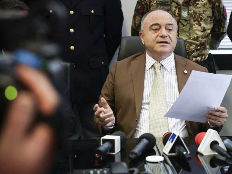 L'ennesima conferenza stampa show di Gratteri, tra forca e attacchi ai politici