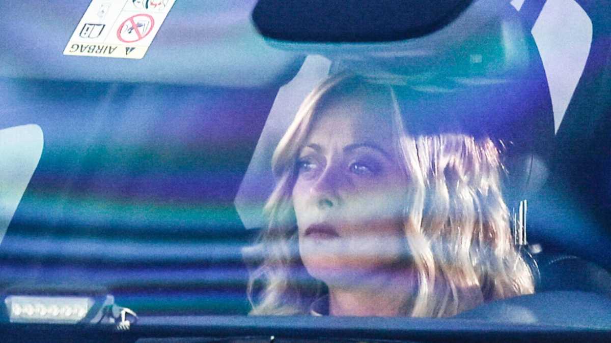 Immagine di I dubbi di FdI, il gelo degli alleati, l'ansia del Colle. La resa di Meloni su Sangiuliano prima di volare da Zelensky