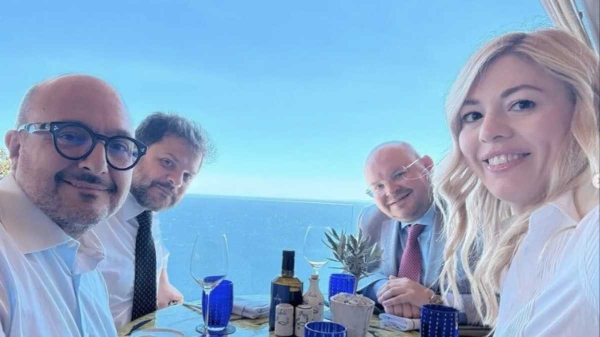 Immagine di Orrore per il branco assetato di sangue che ha circondato, e atterrato, Sangiuliano