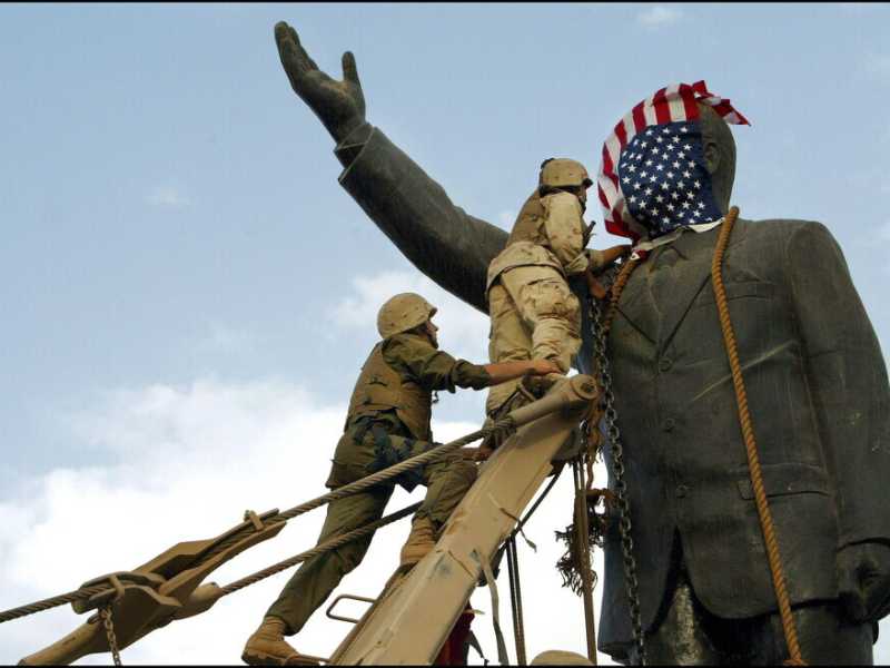 Il 9 aprile 2003 le truppe americane a Baghdad e rimuovono la statua di Saddam Hussein (foto Getty)&nbsp;<br />