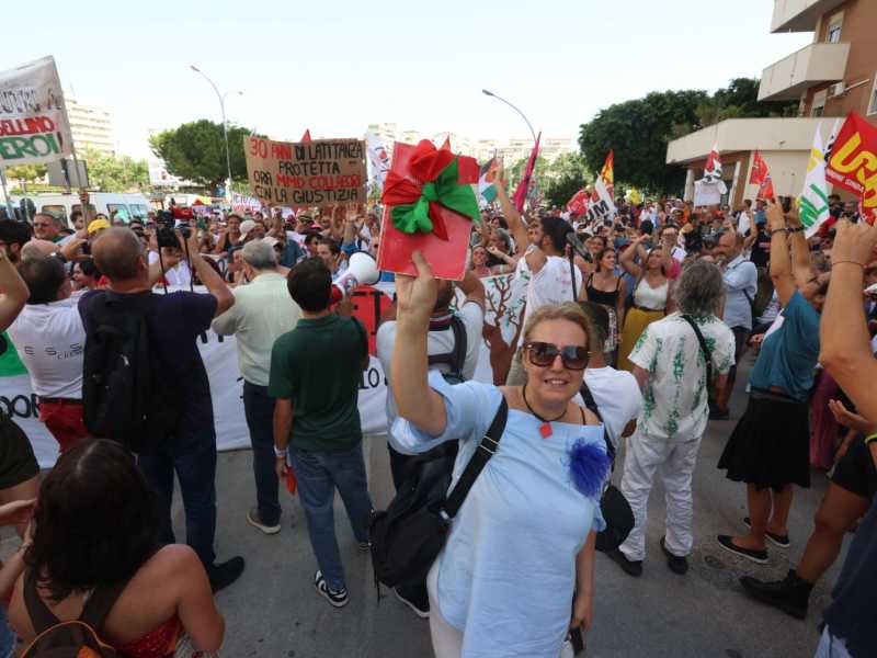 Agende rosse sventolate al corteo per ricordare la strage di via D&rsquo;Amelio il 19 luglio (Ansa)&nbsp;<br />
