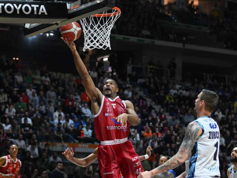  Kyle Hines a canestro contro Napoli (foto Ansa)