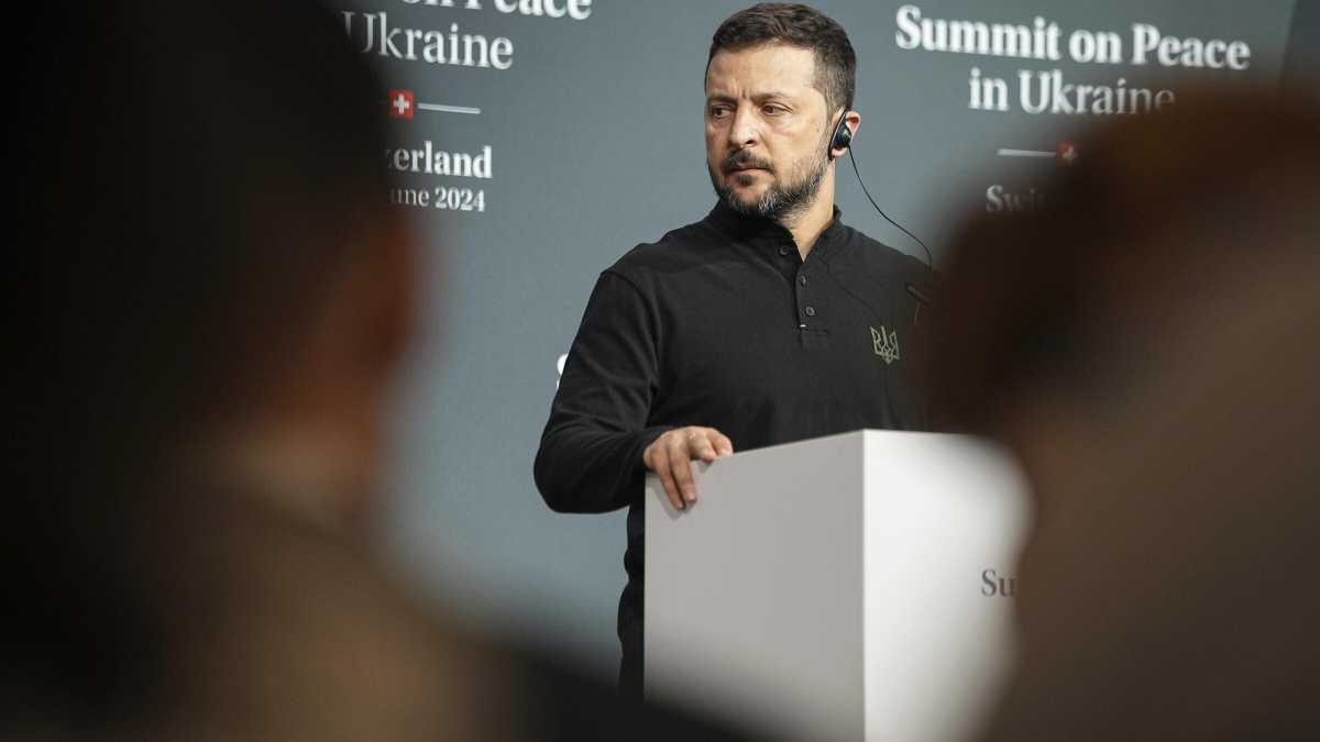 Immagine di La pace è finta, la guerra è vera (e Kyiv la fa a modo suo)