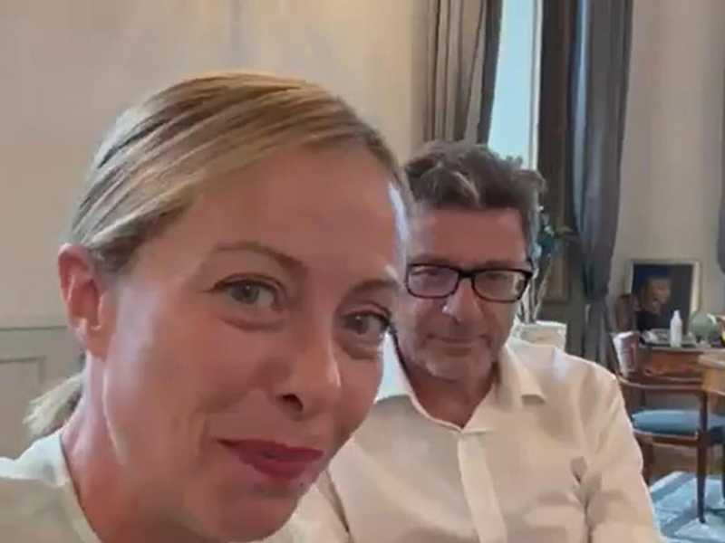 Il pranzo di Giorgetti con il governo sulla Manovra: attenzione al debito. E Meloni: piano natalità