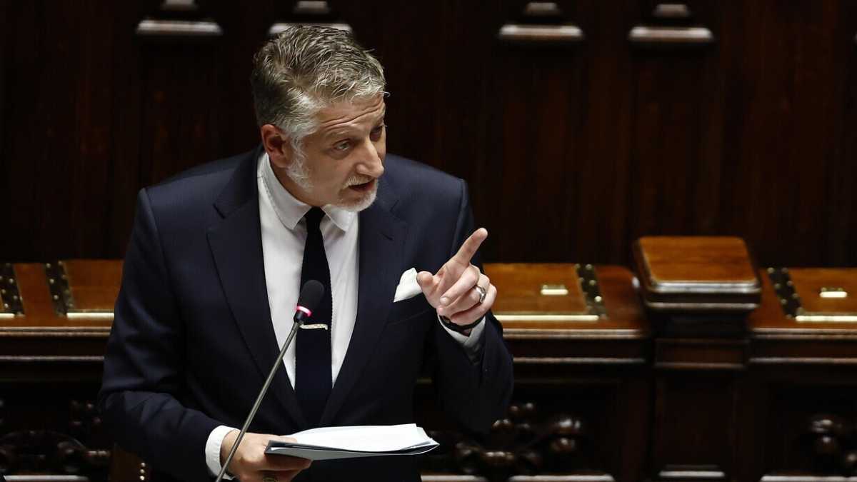 Immagine di La prima di Giuli, saluti al Pd, la commissione di Sangiuliano revisionata. I nomi dei possibili capi di gabinetto