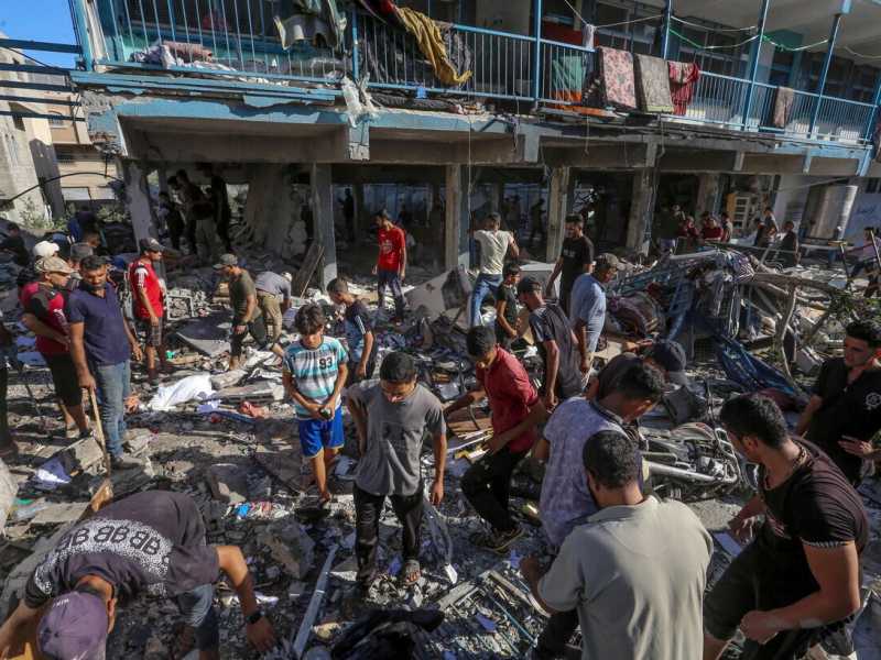 I detriti della scuola di Nuseirat, nella Striscia di Gaza (foto Ansa)