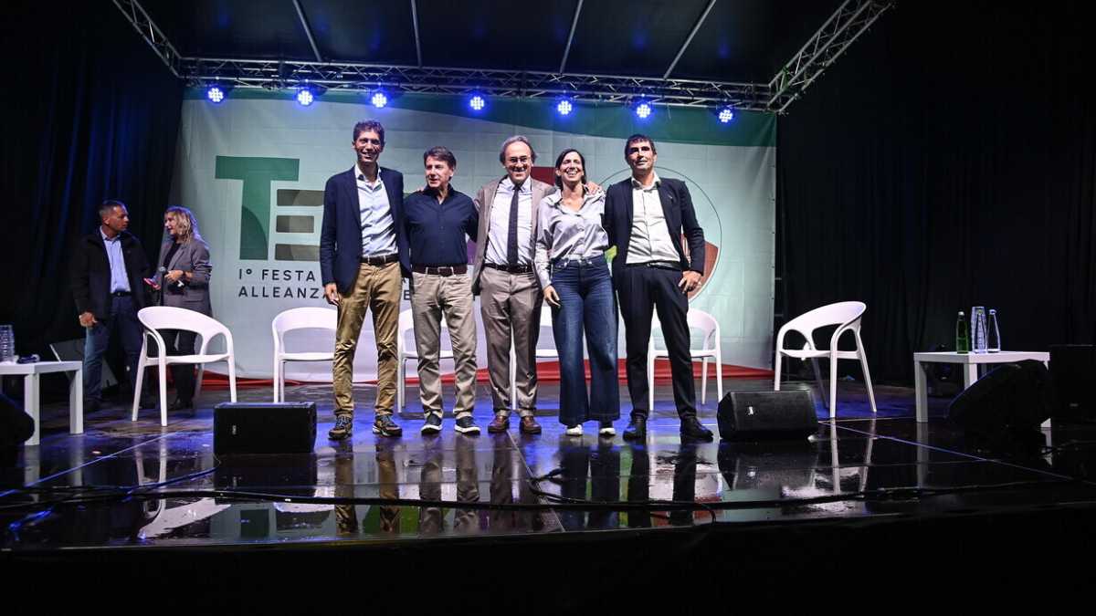 Immagine di Il campo largo si ritrova alla festa di Avs tra proclami di unità e qualche fischio su Renzi e Ucraina