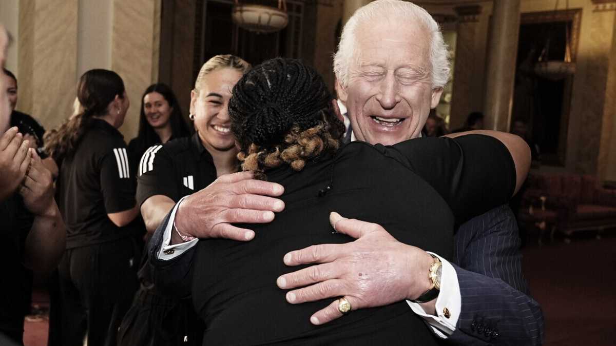 Immagine di Re Carlo nella mischia: il colbacco d’orso delle Guardie e un’idea per il governo