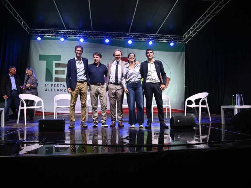 Il campo largo si ritrova alla festa di Avs tra proclami di unità e qualche fischio su Renzi e Ucraina