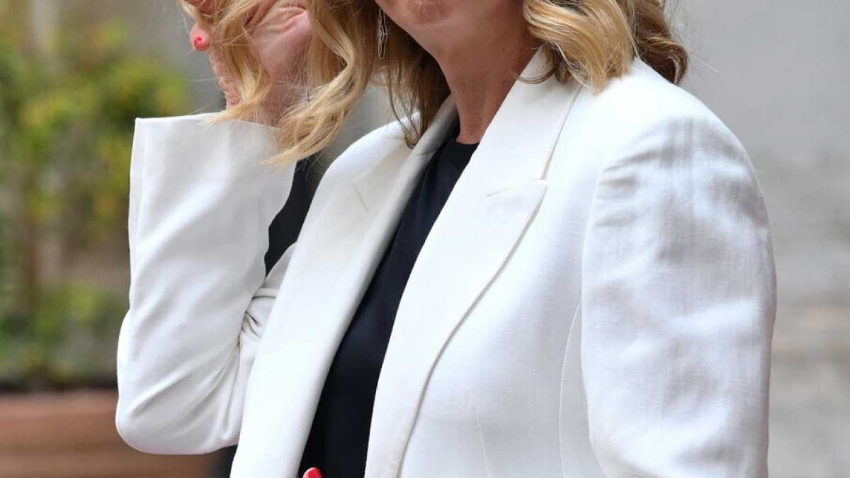 Immagine di Le facce di Meloni & Co: così il governo ha somatizzato il potere. Ritocchini e bilancia contro il complotto dell'età