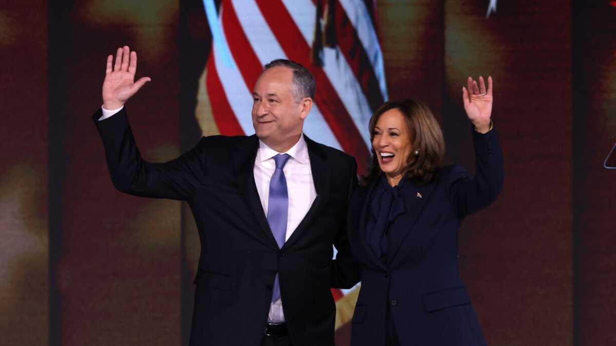 Immagine di Lo sposo ebreo: Doug Emhoff, marito di Kamala Harris, sulla strada per la Casa Bianca