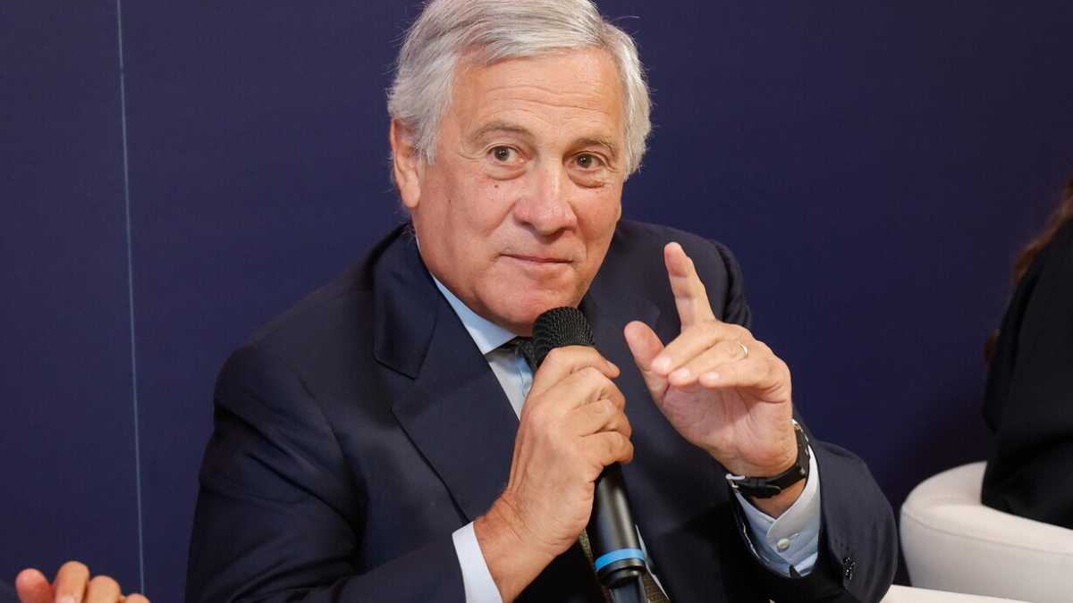 Immagine di Tajani l'equilibrista: il doppio ius scholae di Forza Italia manda in tilt destra e sinistra