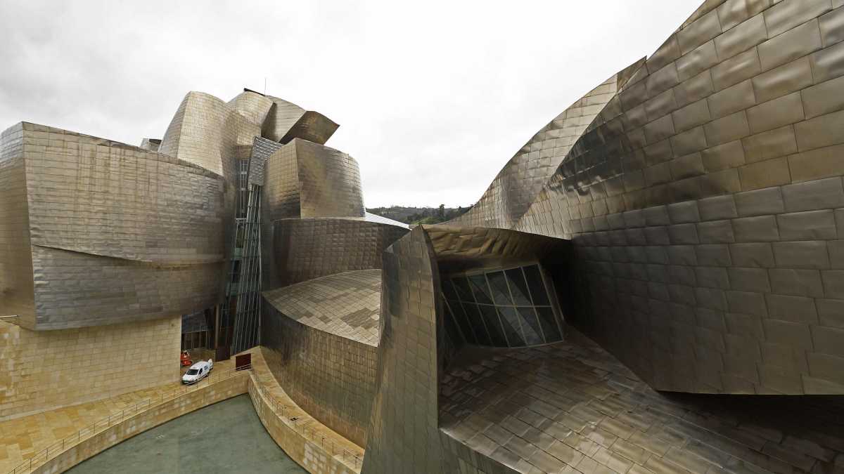 Immagine di Il cielo su Bilbao, fra curve metalliche e immense spirali